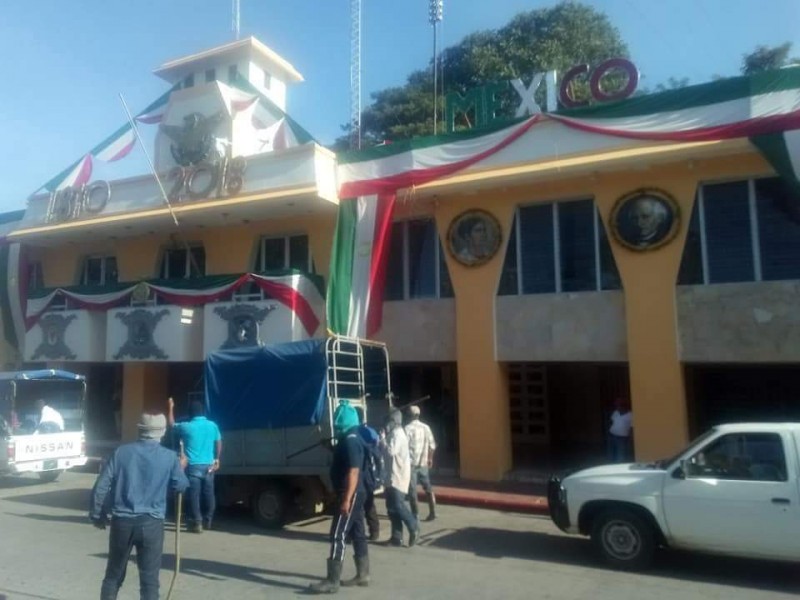 Encapuchados toman alcaldía de Palenque