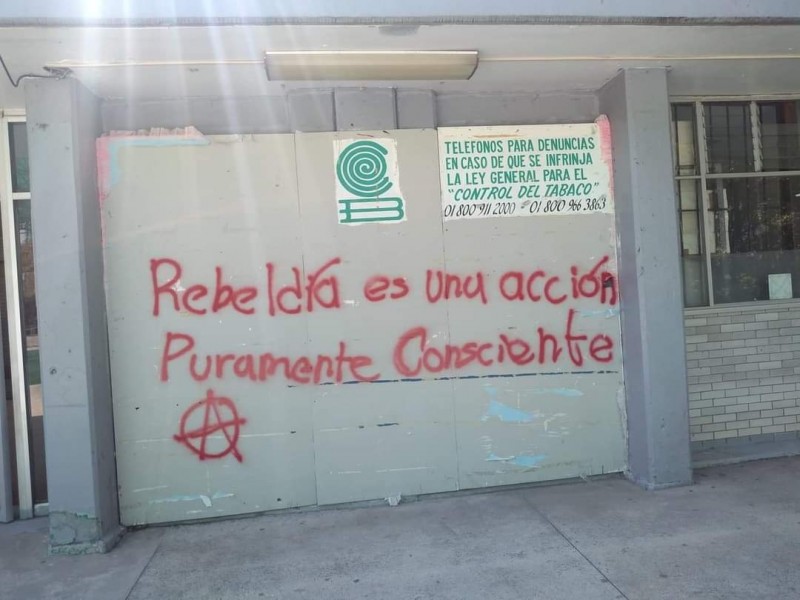 Encapuchados vandalizan el Plantel 9 del Colegio de Bachilleres