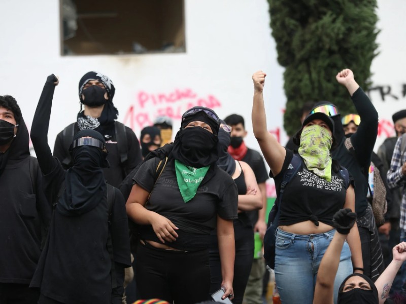 Encapuchados vandalizan Torre del Bienestar