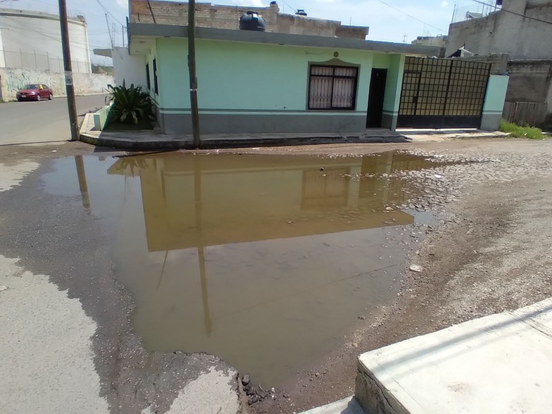 Encharcamiento de agua preocupa a vecinos