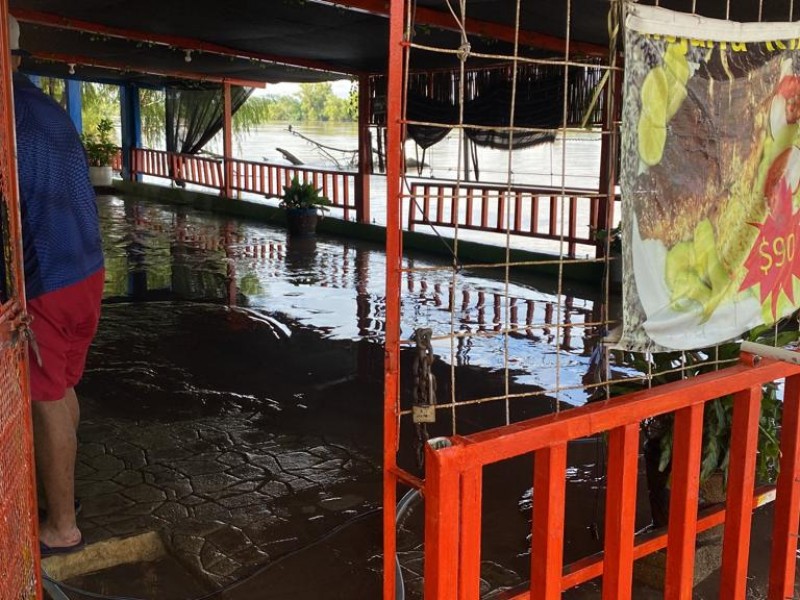 Encharcamientos en embarcadero de Chiapa por creciente nivel de Río