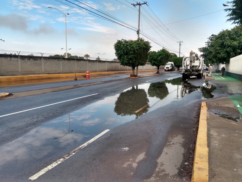 Encharcamientos en Faja de Oro causan molestia a automovilistas