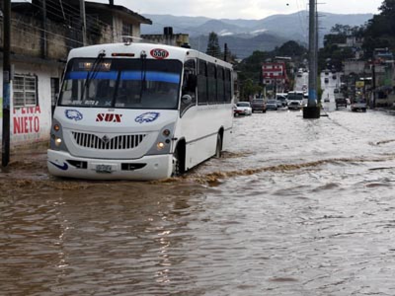 Encharcamientos severos y caída de poste por lluvia