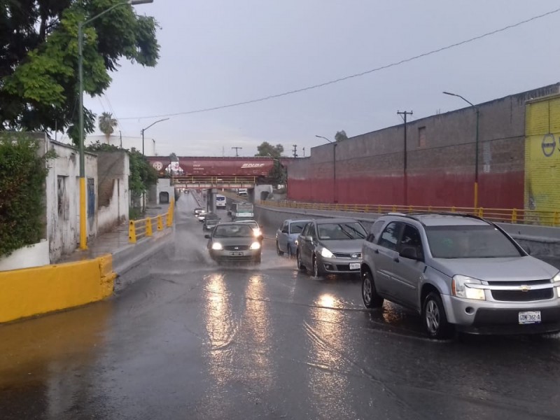 Lluvias provocan encarcamientos y cortes de luz