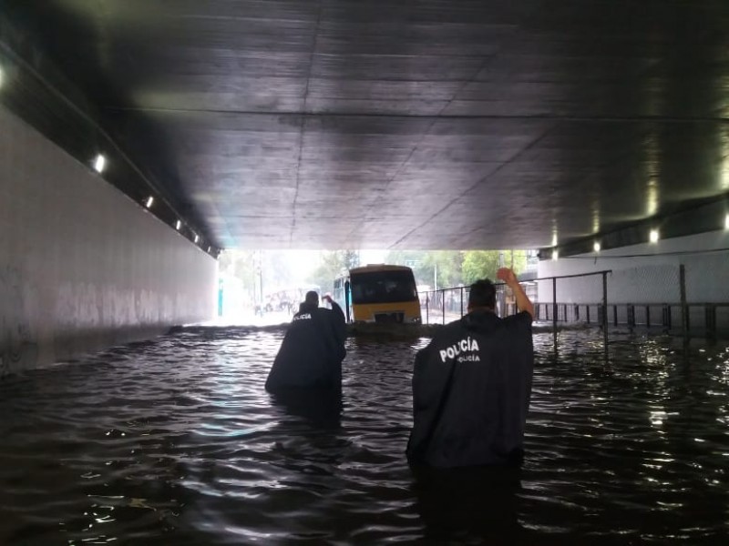 Encharcamientos y obras complican circulación en CDMX