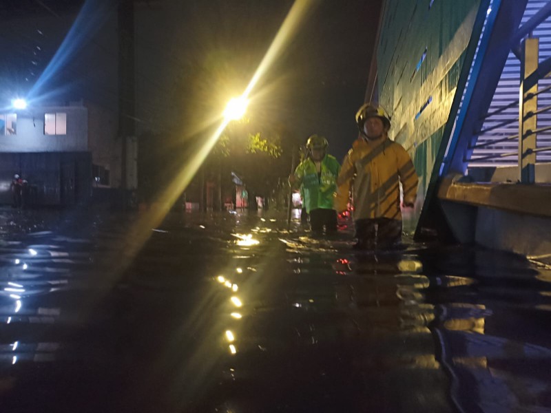 Encharcamientos y tráfico pesado deja lluvia en la ciudad