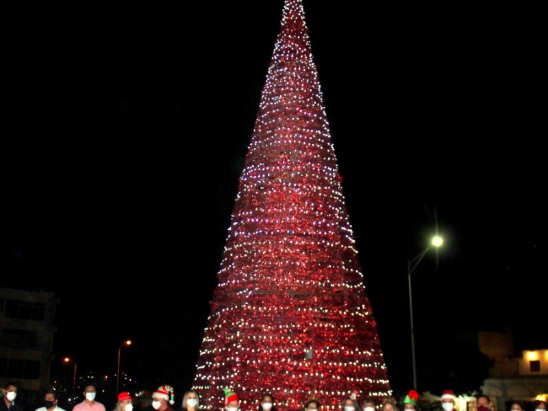 Enciende Sara Valle árbol de Navidad en plaza Tres Presidentes