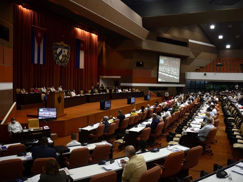 Encienden alarmas por la ley cubana para regular medios