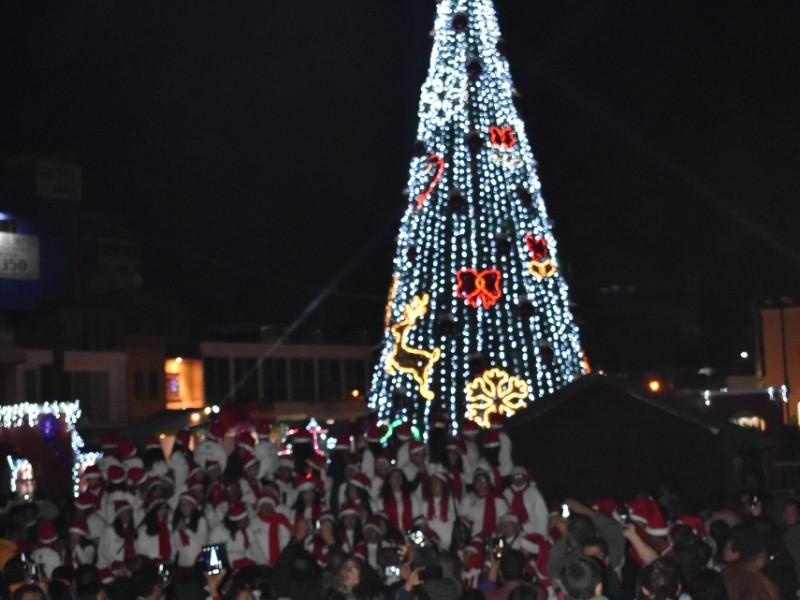 Encienden Árbol Navideño