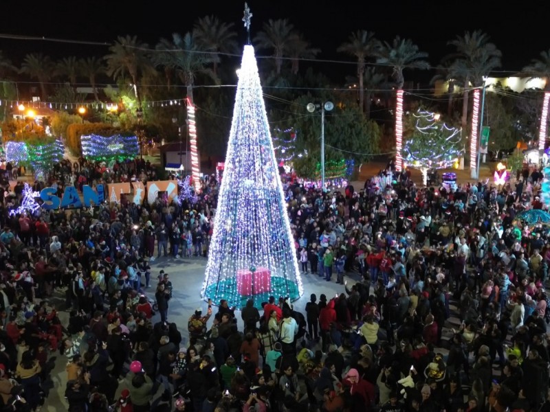 Encienden el tradicional arbolito navideño