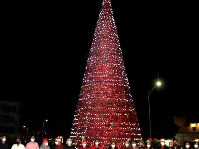 Encienden en ceremonia simbólica árbol navideño