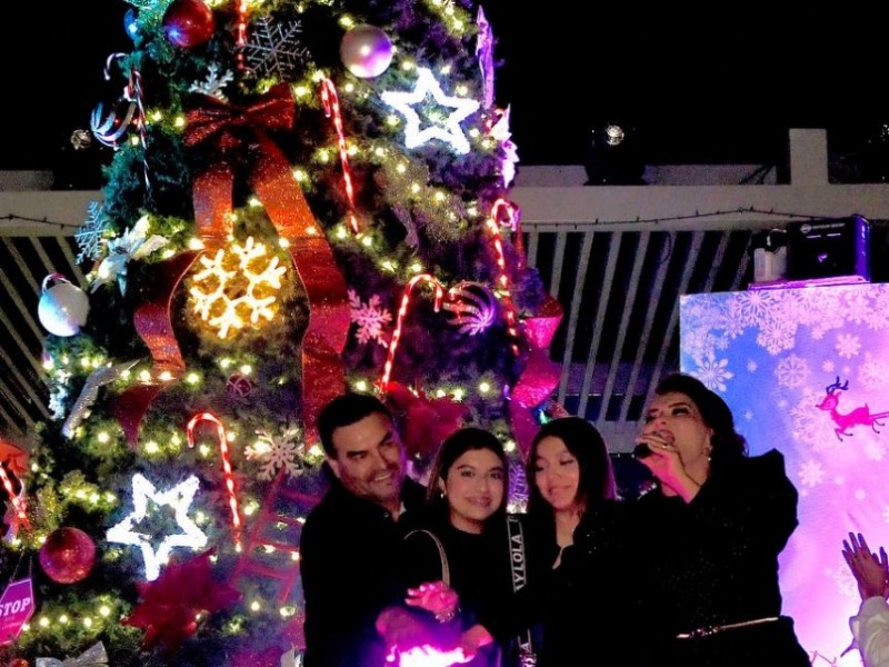 Encienden en el Parque Infantil el tradicional árbol navideño