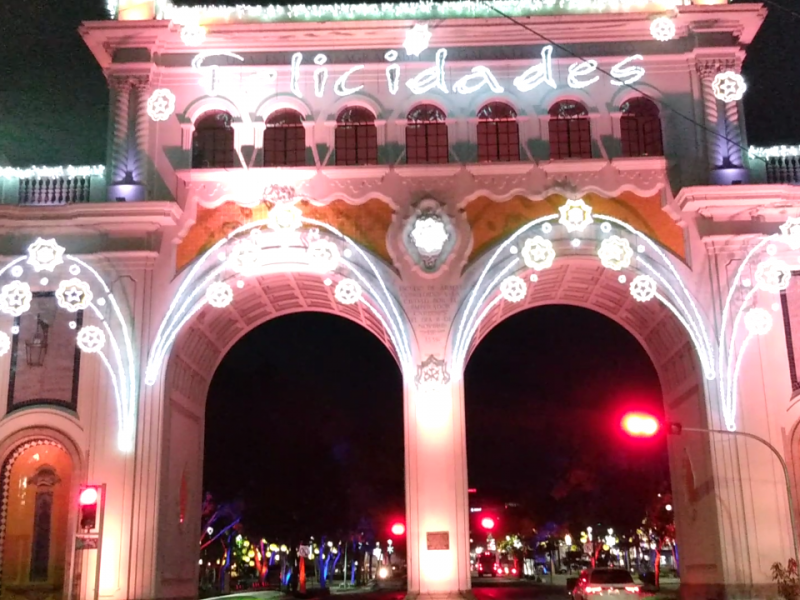 Encienden tradicional ornato navideño en calles de Guadalajara