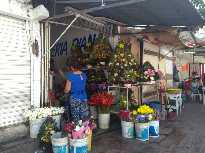 Encierran a locatarios en mercado las Flores.