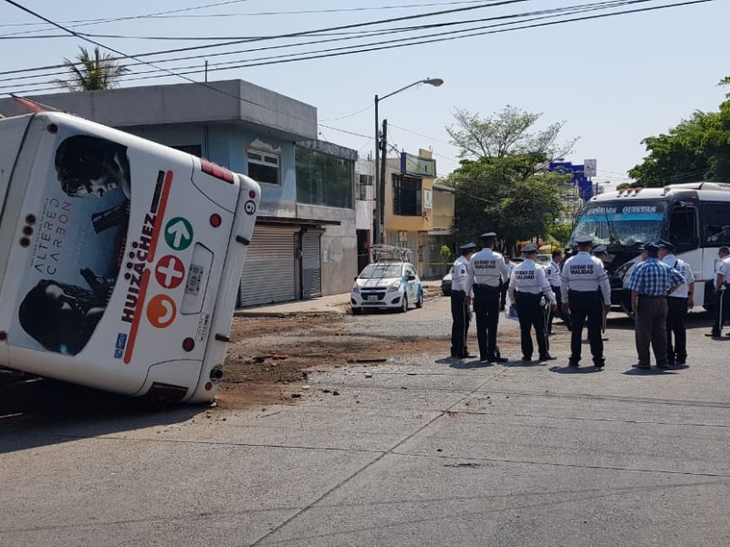 Encontronazo entre urbanos, deja 18 heridos.