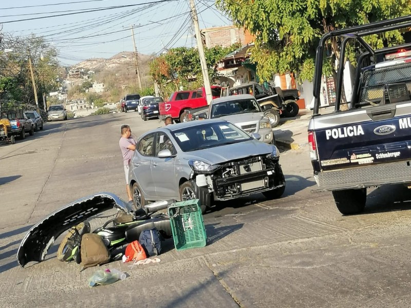 Encontronazo entre vehículo y motocicleta; dos policías resultan lesionadas