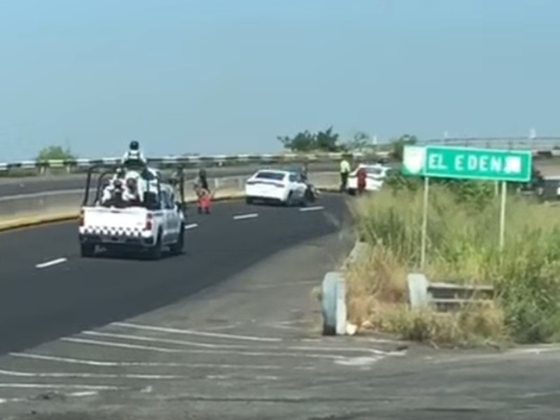 Encuentra cuerpo de un hombre envuelto en sábanas en autopista autopista Colima-Manzanillo