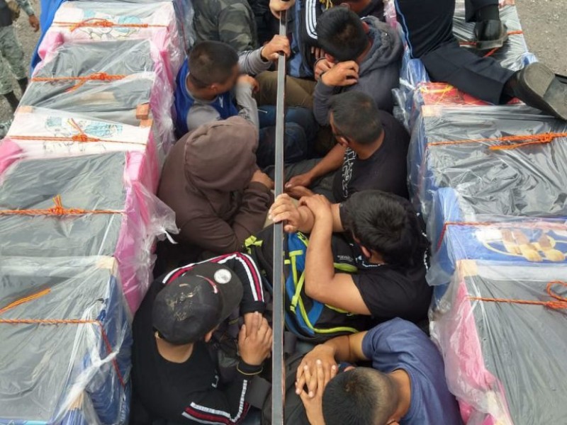 Encuentran a 12 migrantes dentro de camioneta en las Choapas