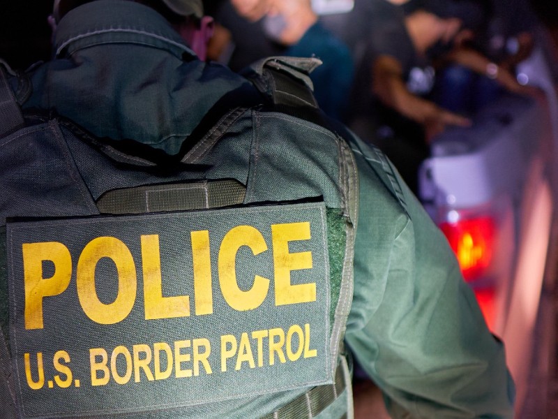 Encuentran a 55 migrantes en caja de trailer