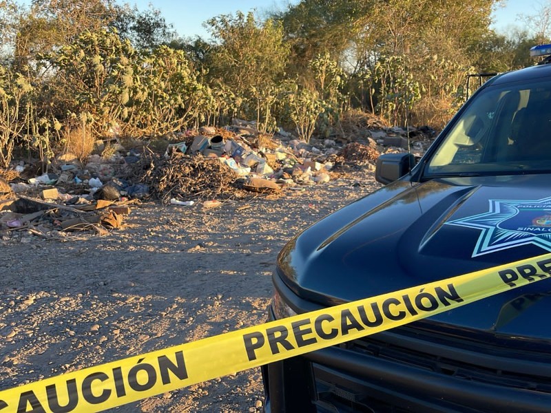 Encuentran a hombre envuelto en plástico, sobre la carretera, en Navolato