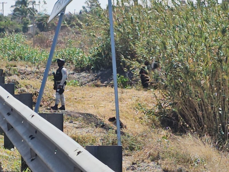 Encuentran a hombre muerto en canal de aguas negras