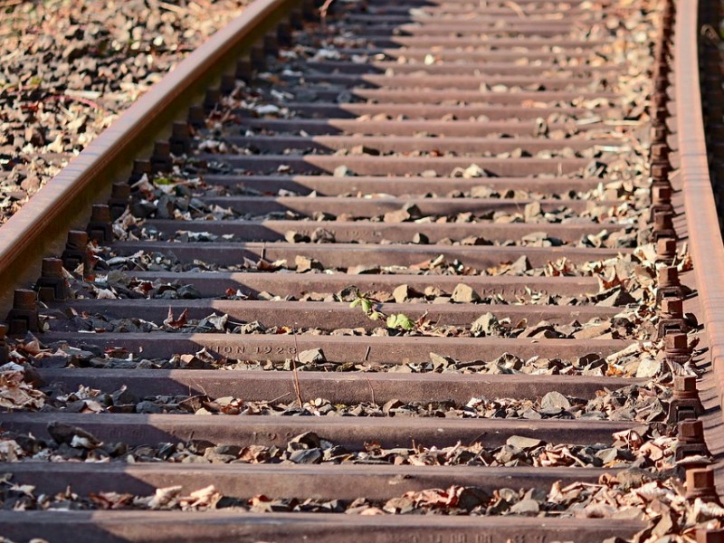 Encuentran a hombre muerto sobre vías del tren