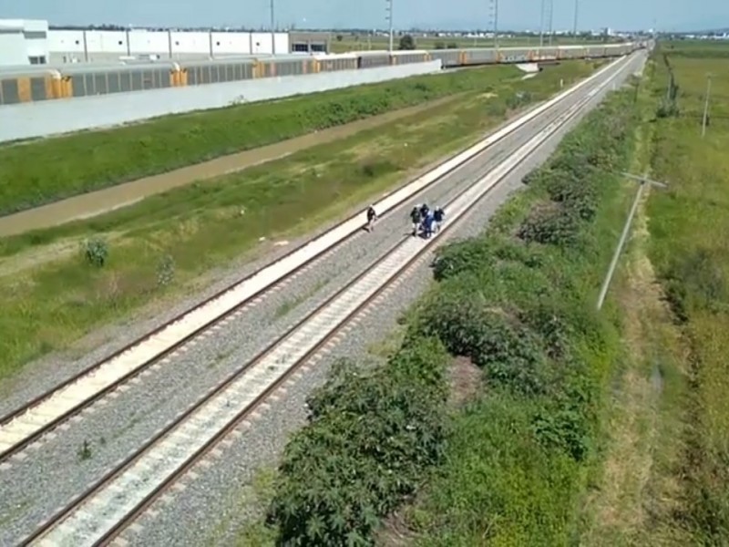 Encuentran a hombre sin vida cerca de vías del tren