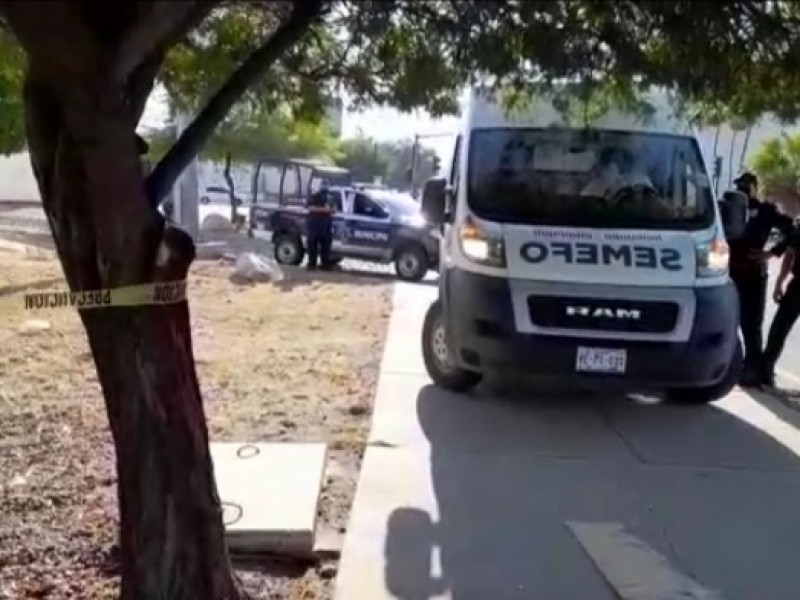 Encuentran a indigente sin vida debajo de un puente