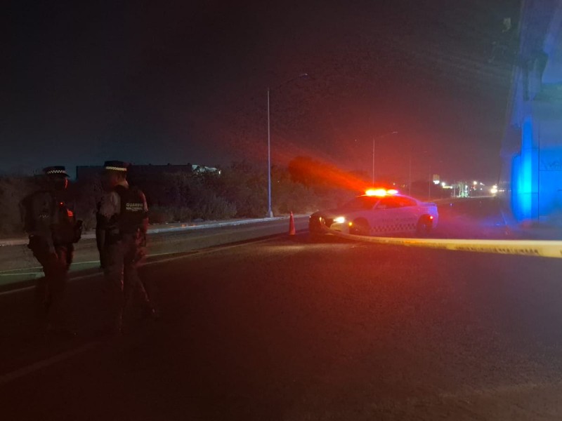 Encuentran a joven asesinado y con un mensaje bajo un puente