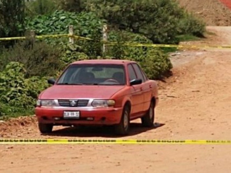 Encuentran a masculino asesinado en interior de carro