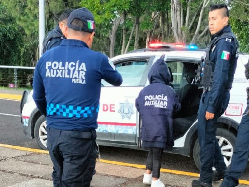 Encuentran a menor caminando sola en 