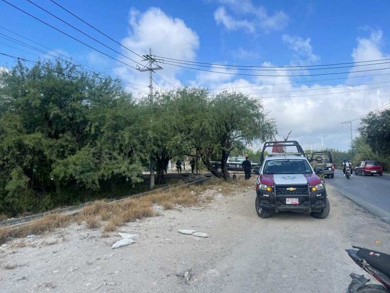 Encuentran a un hombre flotando en canales de agua