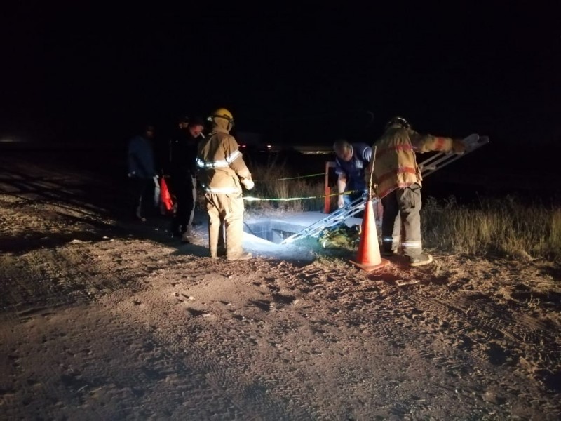 Encuentran a un hombre sin vida en un canal