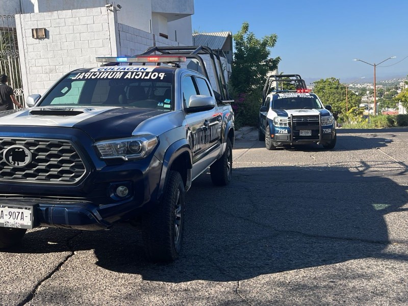 Encuentran a una persona envuelta en una cobija cerca de una preparatoria