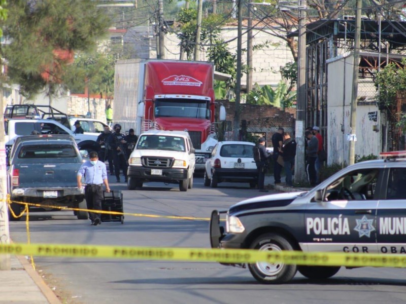 Encuentran cadáver al interior de una auto en Córdoba