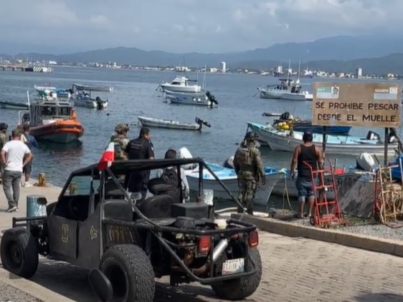 Encuentran cadáver flotando en muelle de pescadores, en el centro de Manzanillo