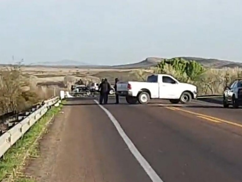 Cuerpo con narcomensaje es localizado en carretera rumbo a Jerez