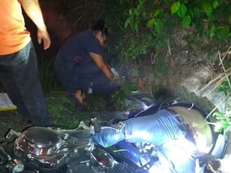 Encuentran cuerpo de motociclista en la Pachuca-Tuxpan