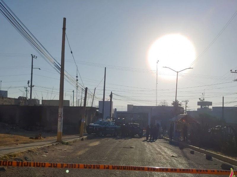 Encuentran cuerpos decapitados en la entrada del penal en Edomex