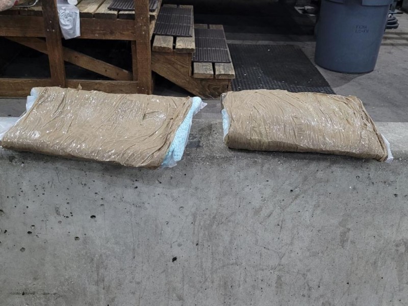 Encuentran droga dentro de mochila en Van de pasajeros