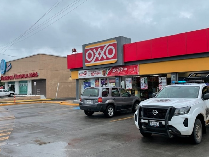 Encuentran explosivo en camioneta afuera de Oxxo