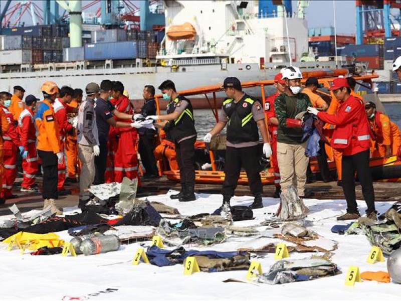 Encuentran restos humanos del accidente de aviación en Indonesia