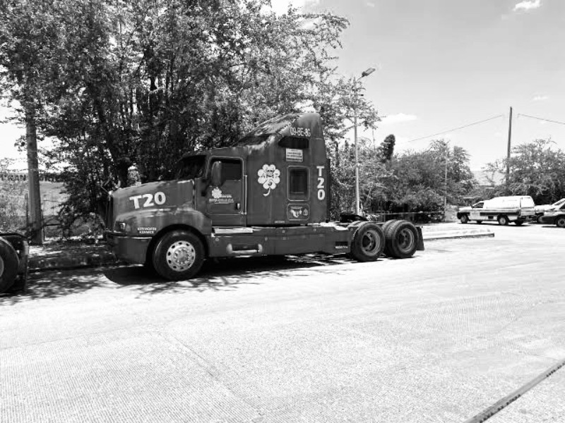 Encuentran sin vida a un hombre dentro de un tractocamión