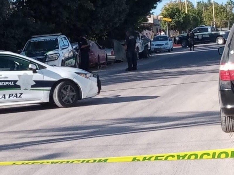 Encuentran sin vida a un hombre sobre la vía pública