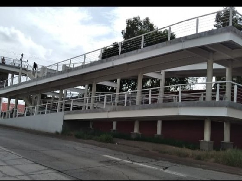 Encuentran sobre el bulevar Aeropuerto dos hombres sin vida