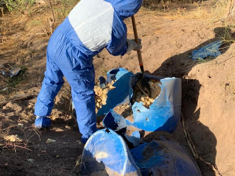 Encuentran tambos enterrados con producto químico en su interior