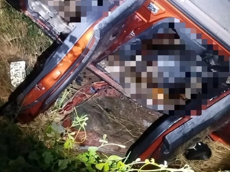 Encuentran tres muertos en un vehículo volcado sobre la Mazatlán- Culiacán