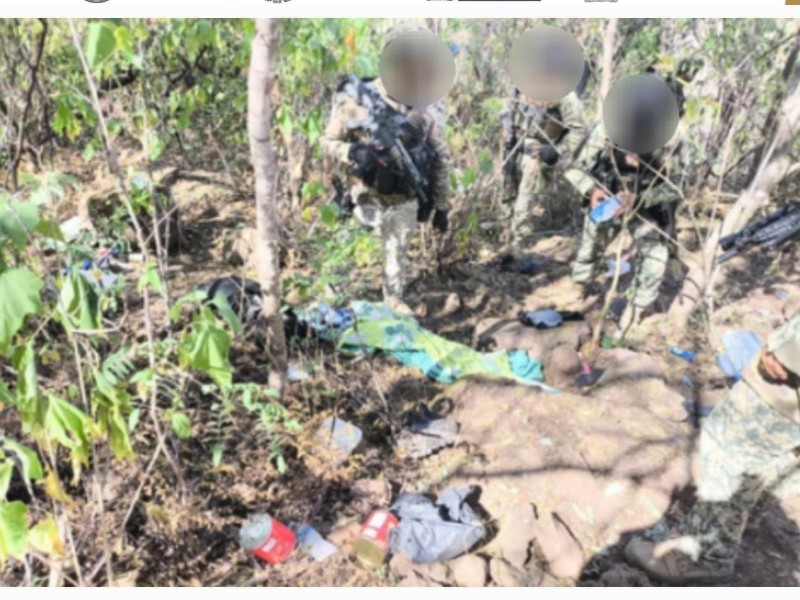 Encuentran uniformes militares y explosivos en campamentos del crimen organizado en Badiraguato