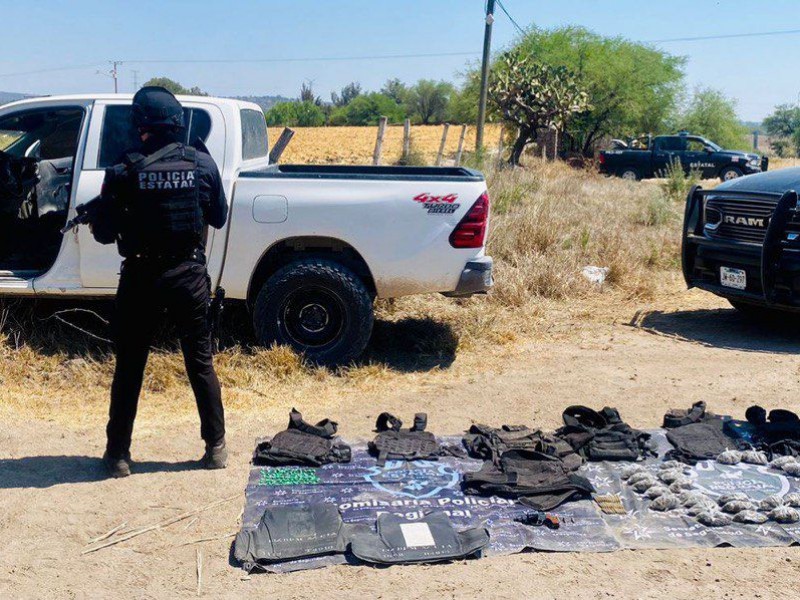 Encuentran vehículo abandonado con armas en Encarnación de Díaz