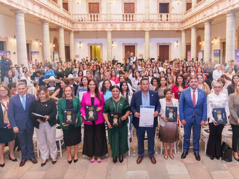 Encuentro de mujeres 200 años de grandeza